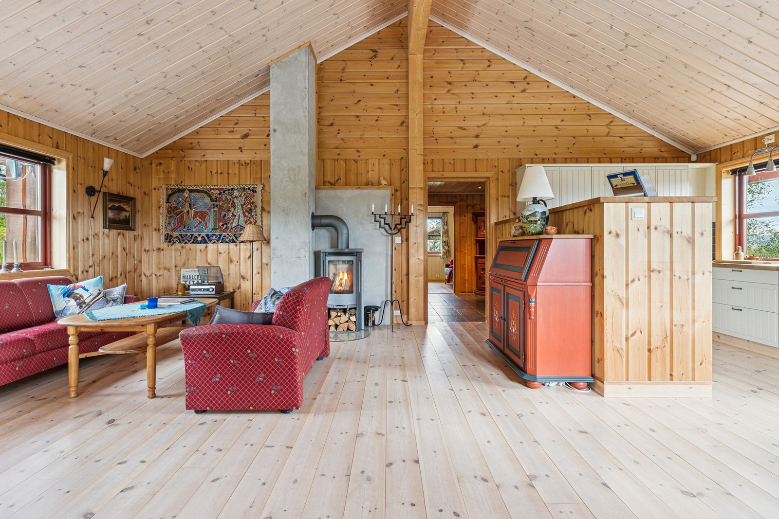 Hytta varmes opp elektrisk og med vedfyring. Galleribilde