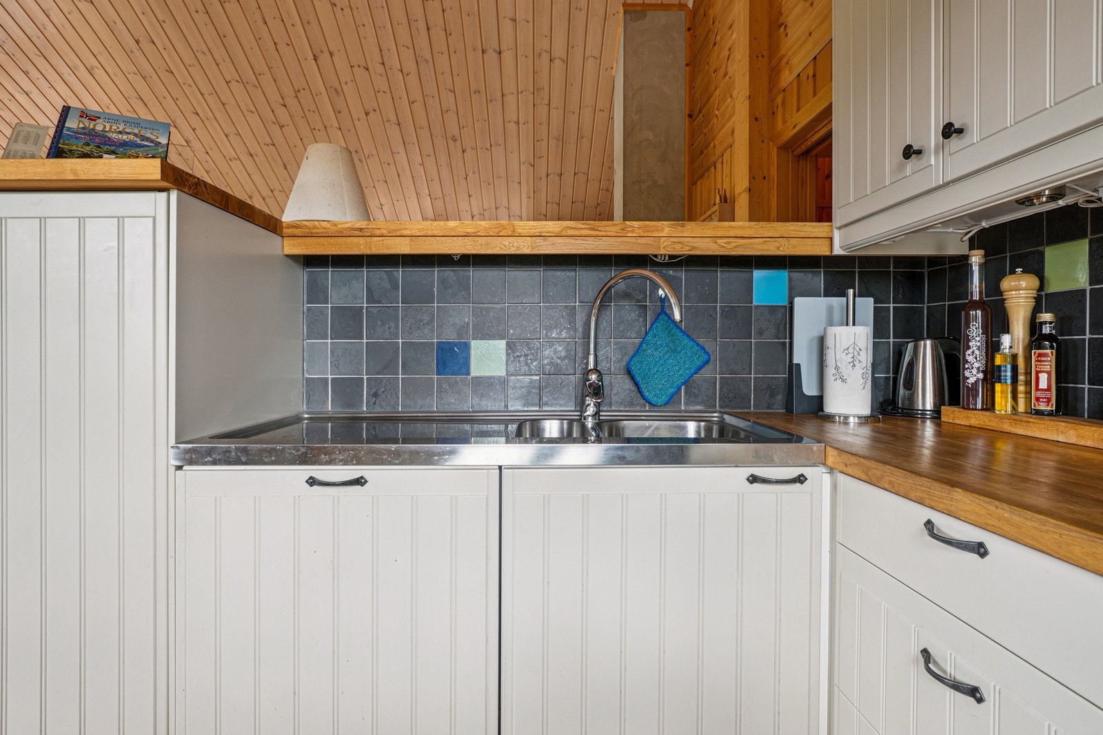 Kjøkkenet har integrert stekeovn, platetopp, kjøleskap og oppvaskmaskin. Galleribilde