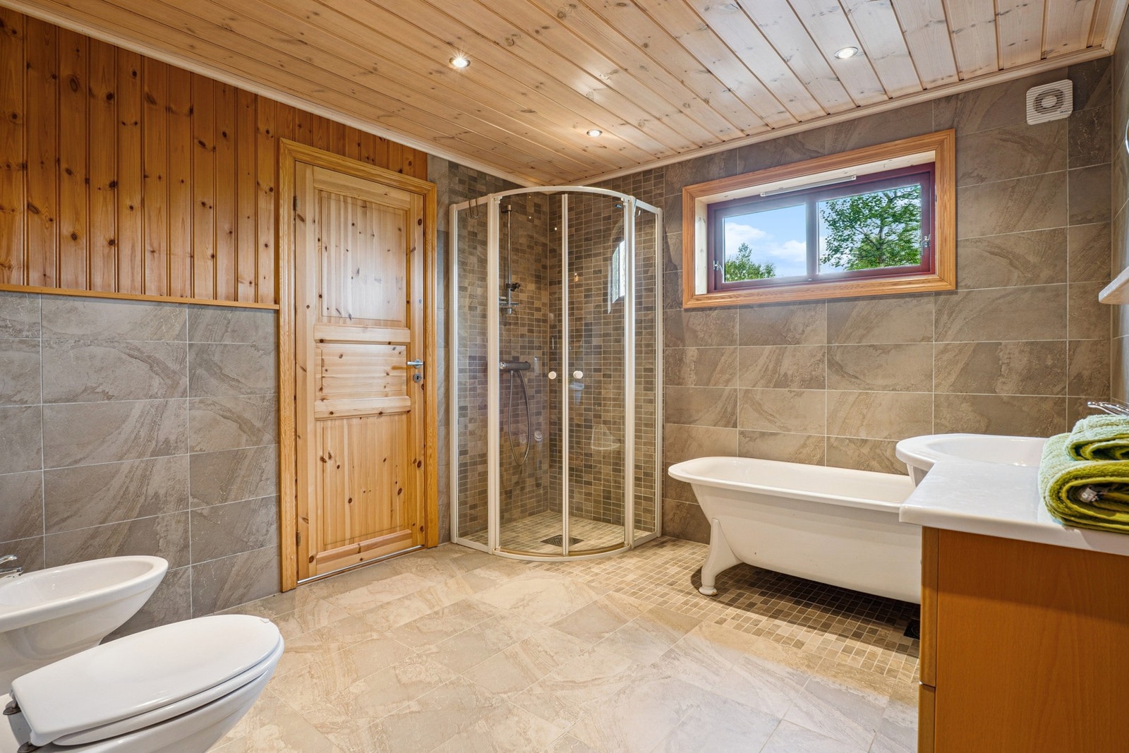 Romslig bad på 8,5 kvm med varme i gulv og downlights i taket. Fra badet har man inngang til et separat vaskerom. Galleribilde