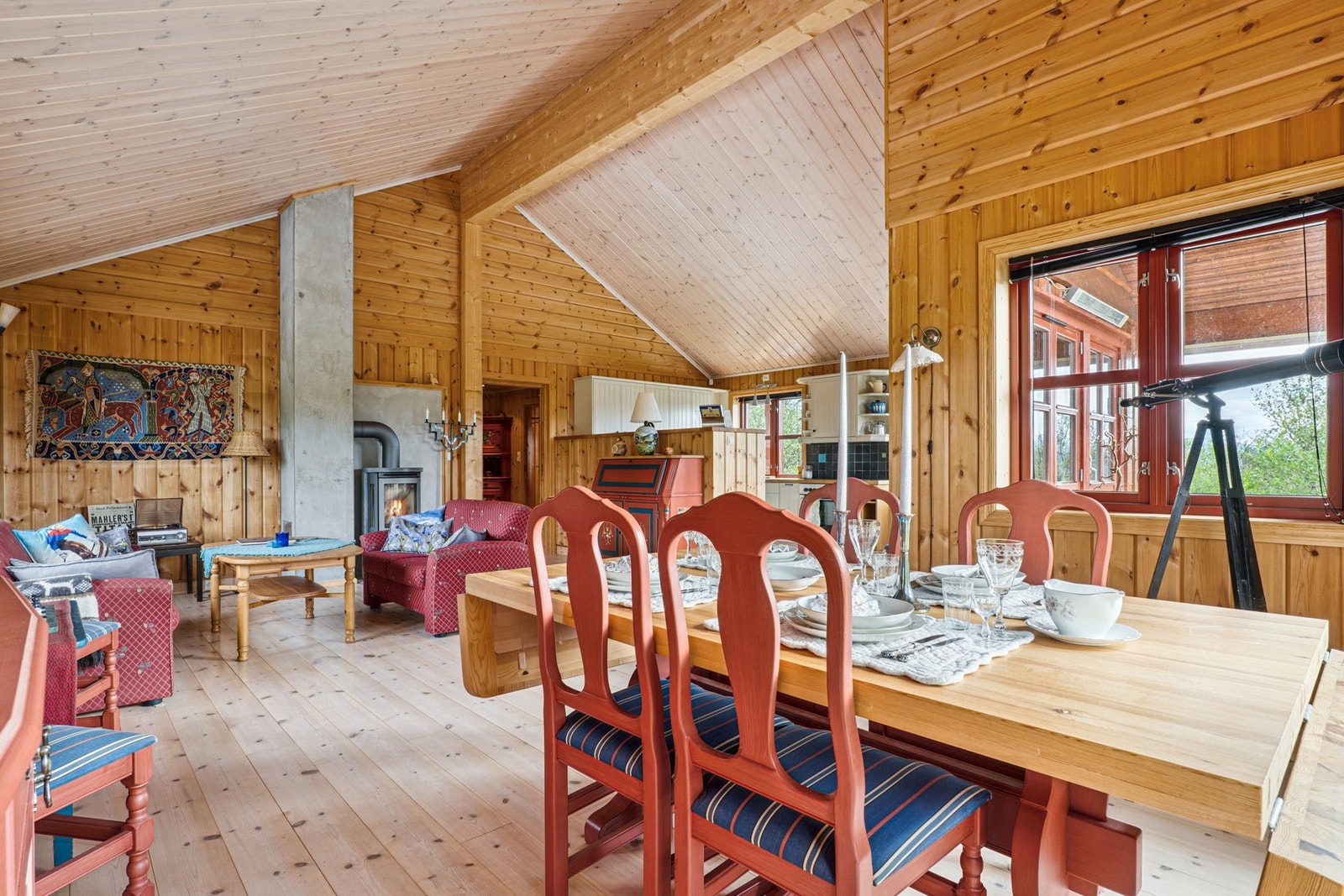 Ved stuen er det god plass til en stor spisegruppe. Galleribilde