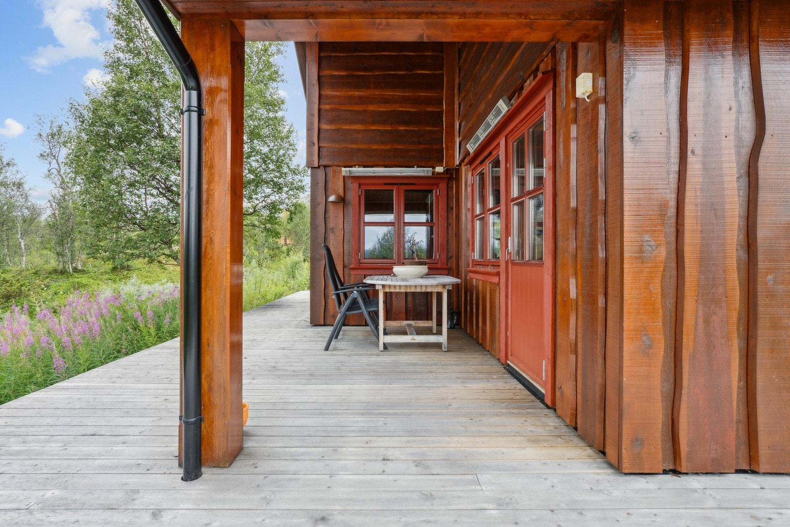 Fra kjøkkenet har man utgang til en stor terrasse med god plass til utemøblement. Galleribilde