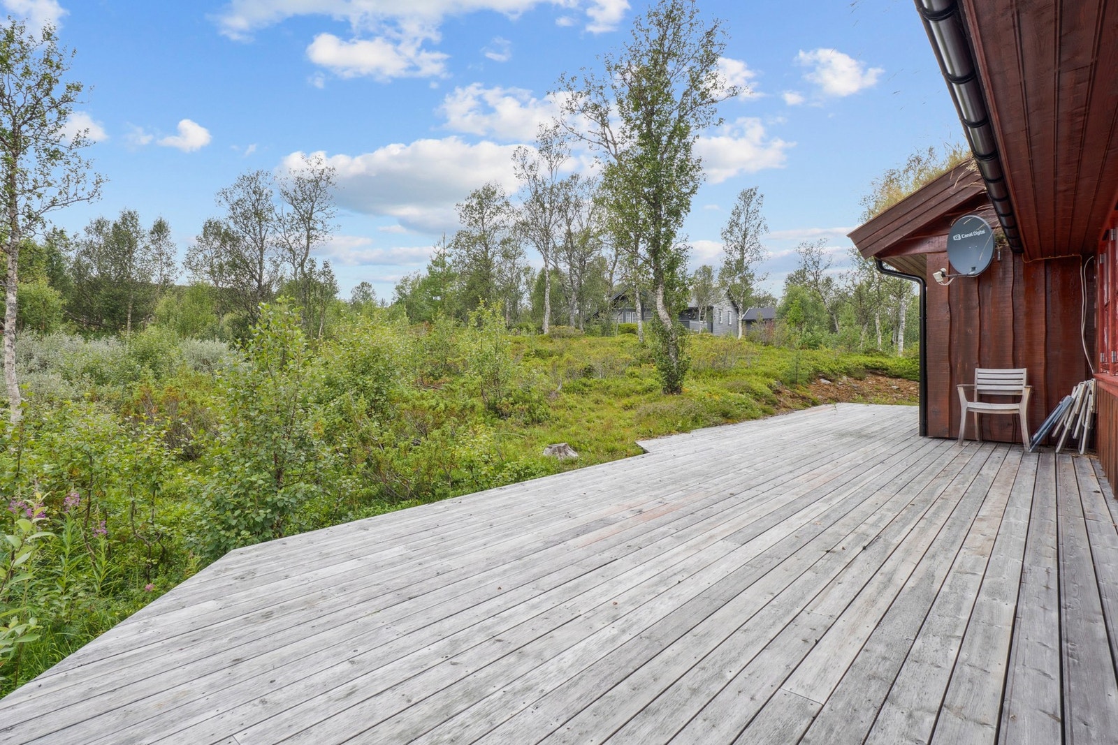 Med rundt 92 kvm terrasse som strekker seg rundt tre sider av hytta, får du rikelig med uteplass. Galleribilde