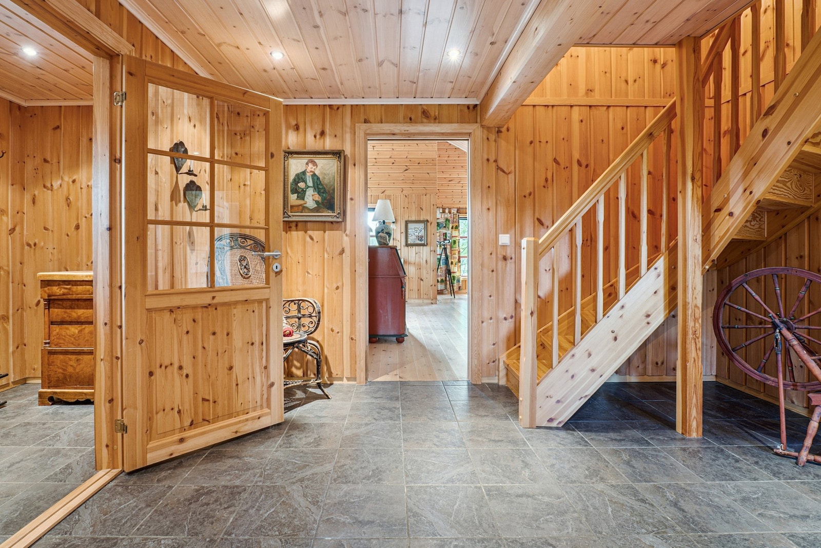 Loftsetasjen består av en gang, tre soverom, en bod og et bad, og i første etasje finner du en åpen stue/kjøkken-løsning, to soverom og et lekkert bad. Galleribilde