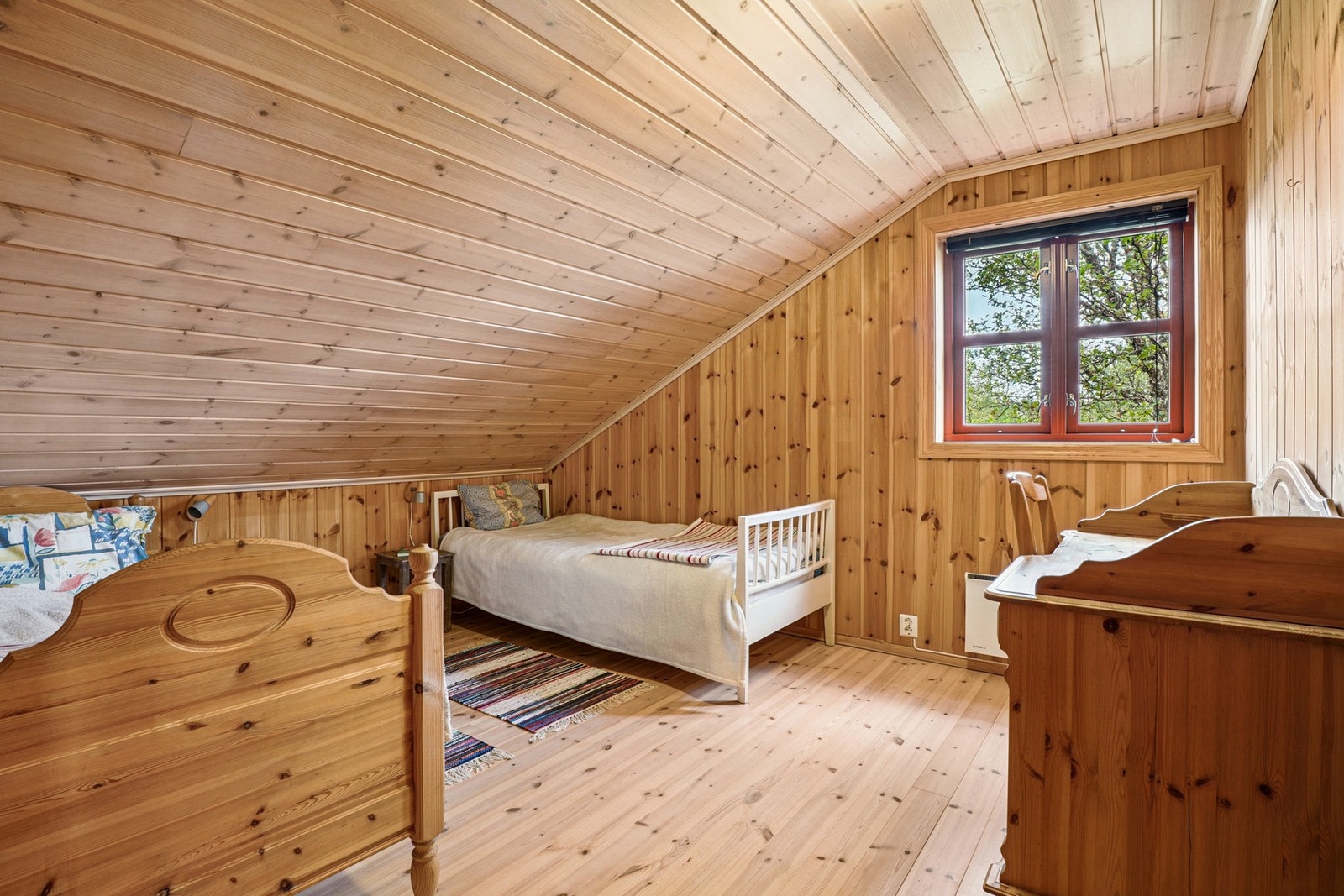 Det er god plass til både senger og tilhørende møblement. Galleribilde