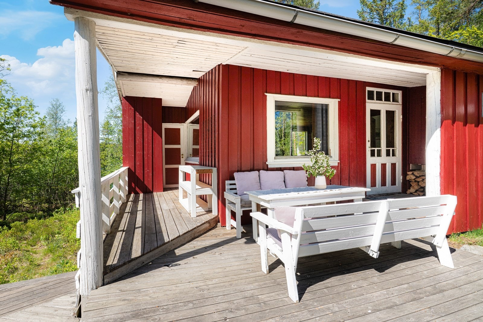 Deler av terrassen har takoverbygg, hvor en lun og deilig uteplass kan etableres. Galleribilde