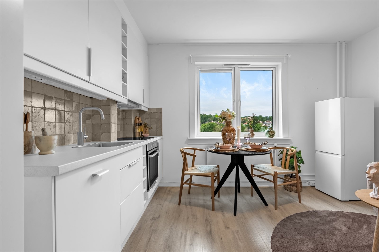 Den gode takhøyden gir en særdeles lys og luftig atmosfære. Galleribilde