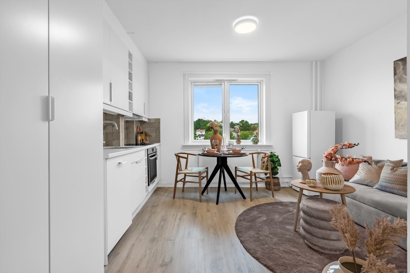 Leiligheten oppleves som lys og trivelig, med en god planløsning og gjennomgående lyse farger som skaper en behagelig atmosfære. Galleribilde