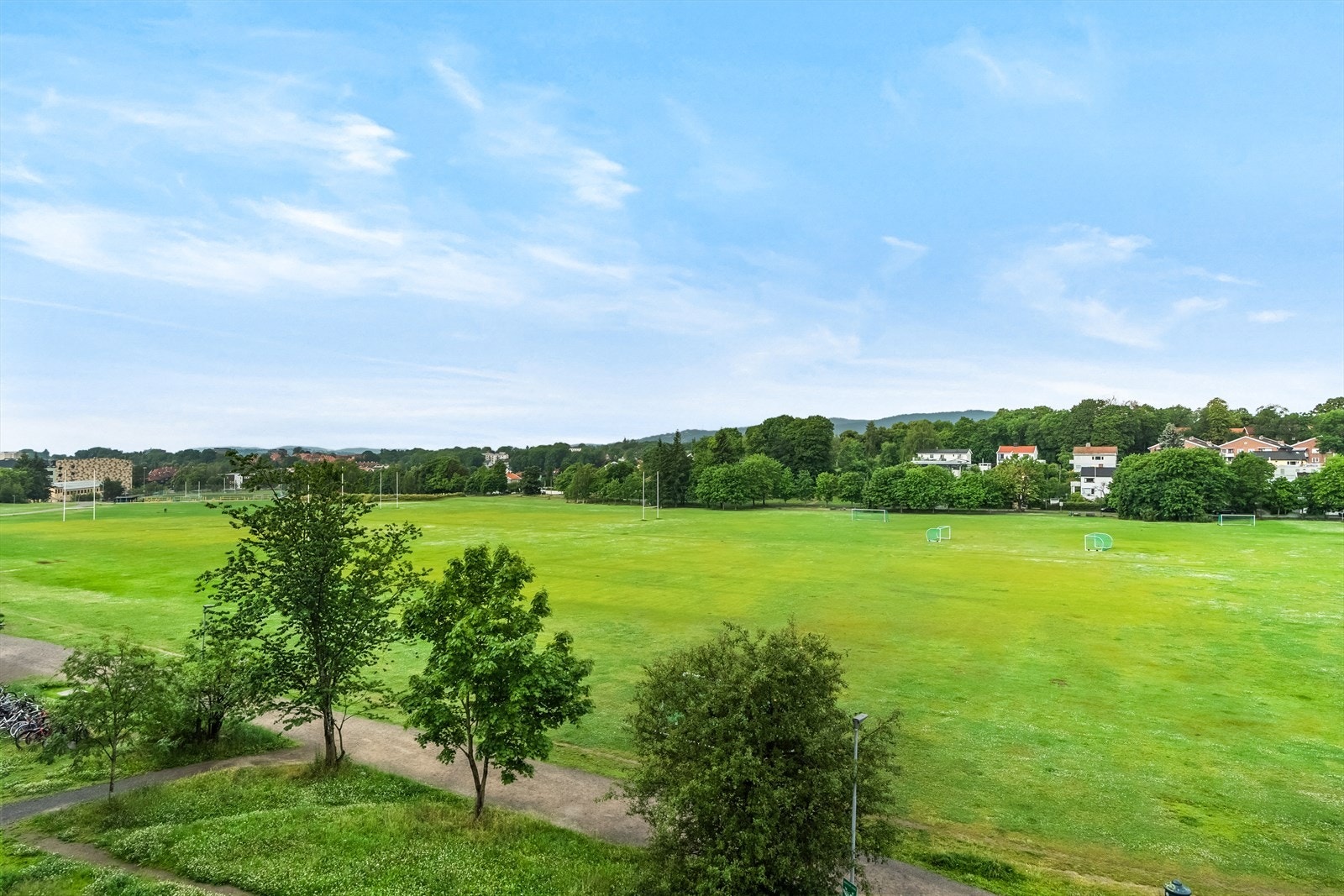 Her bor du høyt og fritt med nydelig utsikt fra stuen - spesielt vakker på sommeren når grøntområdene utenfor virkelig kommer til sin rett. Galleribilde