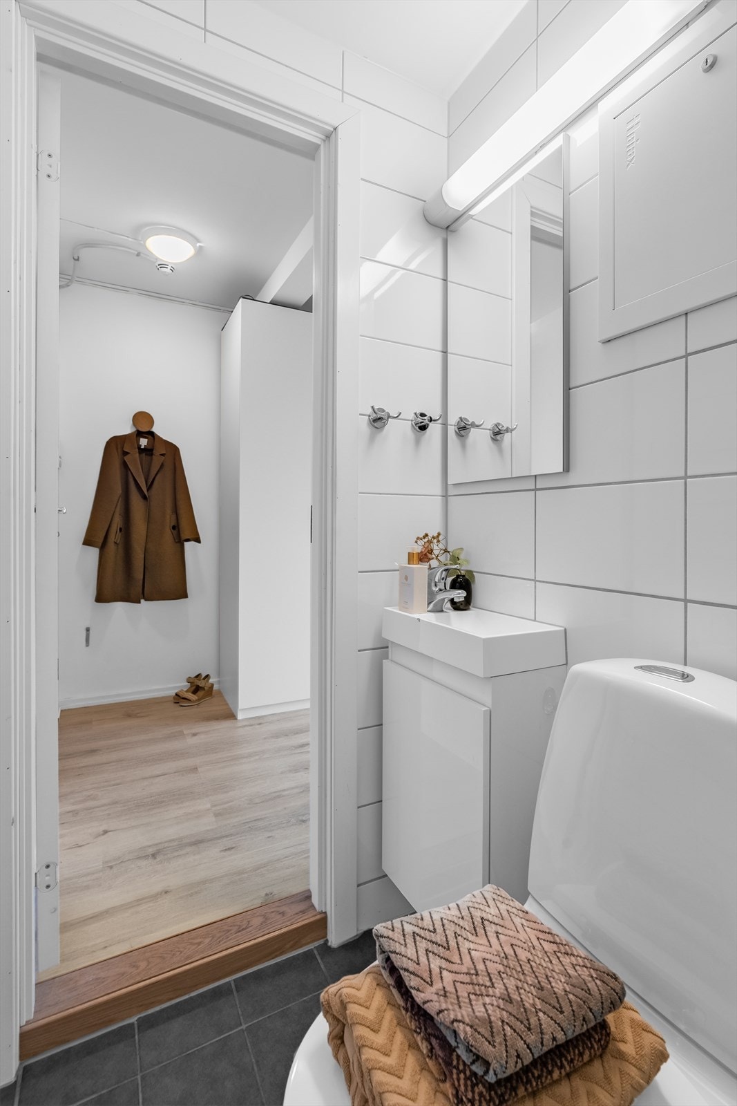 Badet er innredet med WC, dusjplass, og servant med ettgreps blandebatteri i innredning. Galleribilde