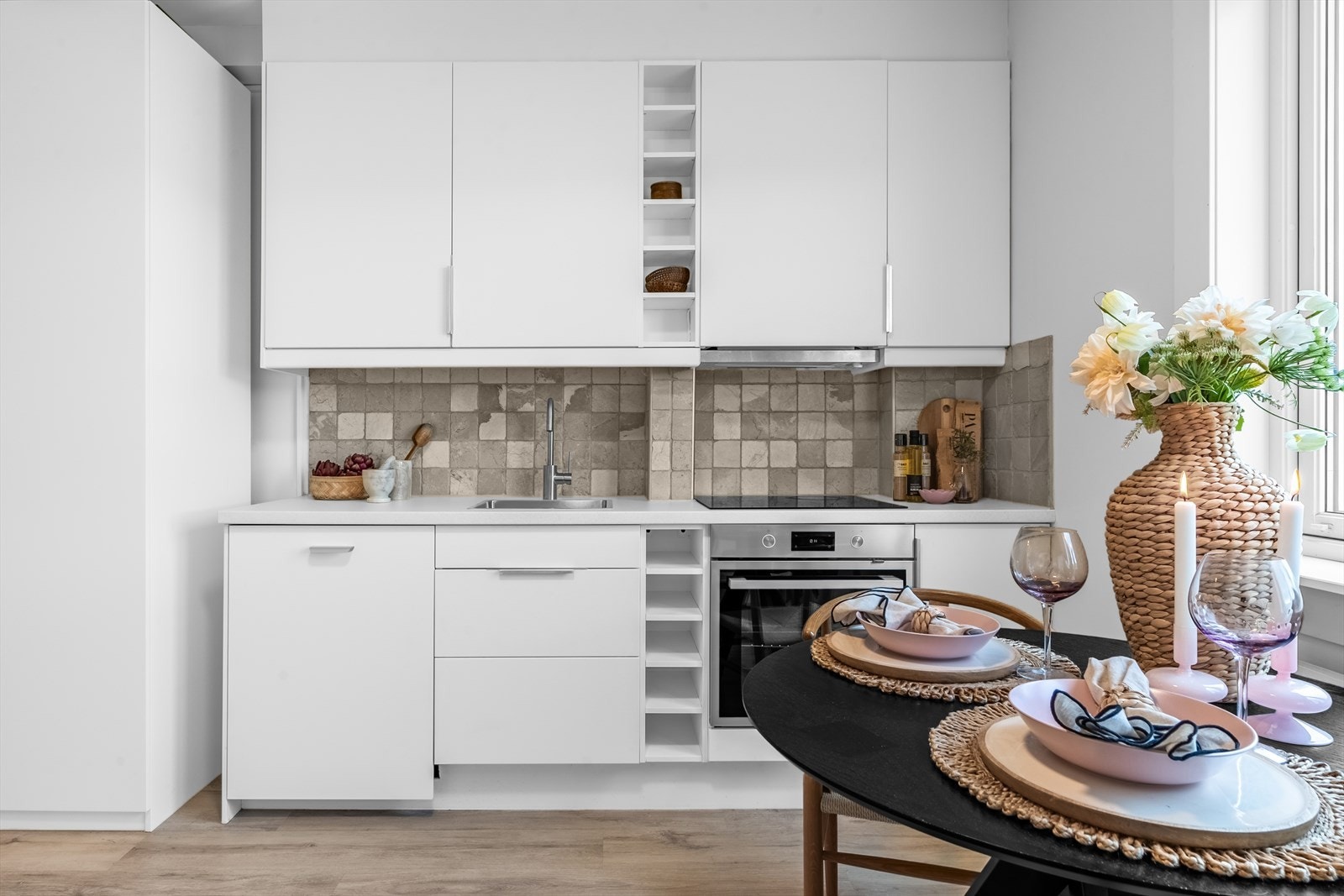 Kjøkkenet har glatt, laminert innredning og fliser mellom overskap og benkeplate. Laminert benkeplate med nedfelt kum og ettgreps blandebatteri. Galleribilde