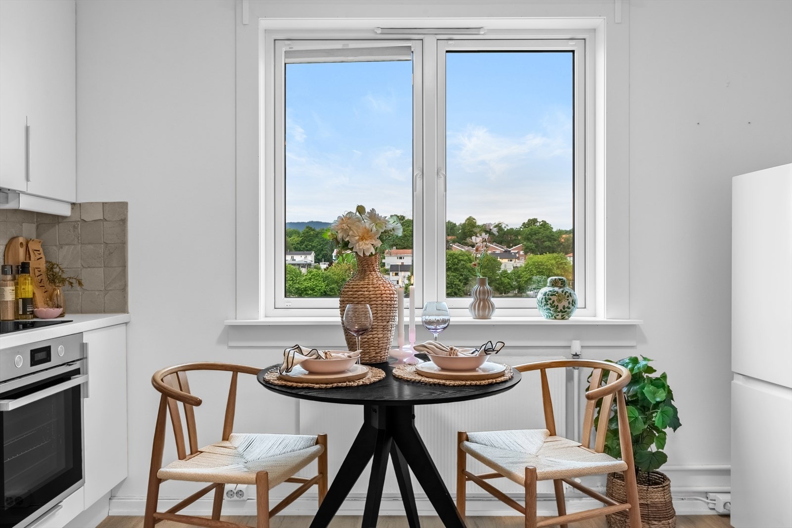 De store vindusflatene gir godt med naturlig lys. Galleribilde