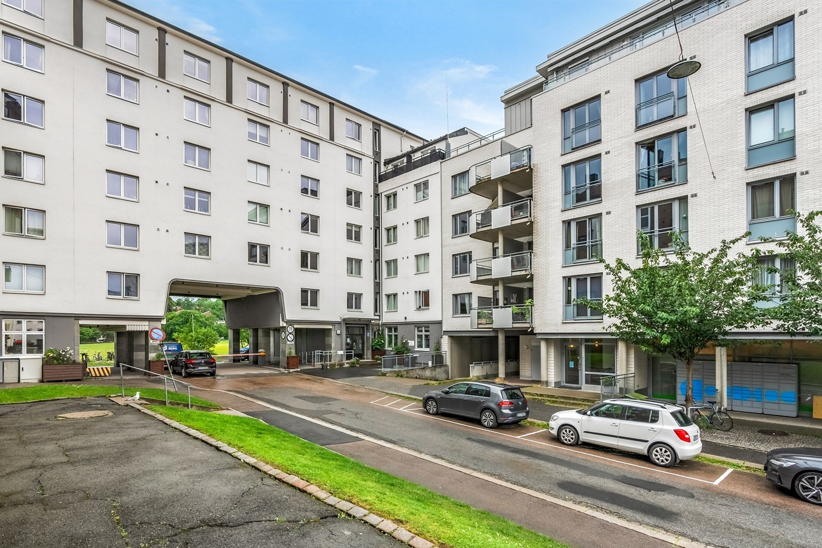 Borettslaget disponerer 8 garasjeplasser i garasjeanlegg i nabogård. Mulighet for leie av garasjeplass (etter venteliste). Det er styret som administrerer disse plassene. Galleribilde