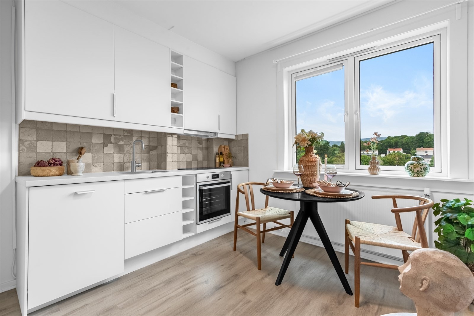 Kjøkkenet har en praktisk utforming med godt med både skap- og benkeplass. Galleribilde