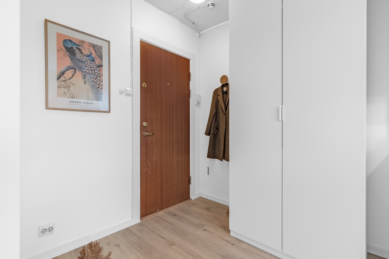 Åpen entré med plass til ytterklær og sko i praktisk garderobeskap. Galleribilde