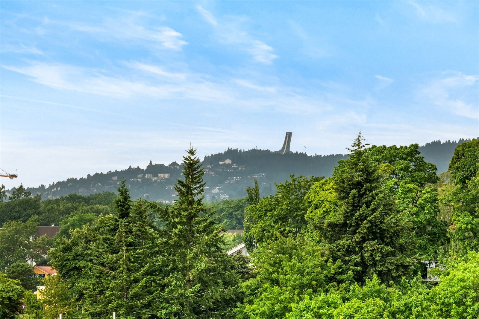 Nyt utsikten mot Holmenkollen rett fra stuevinduet. Galleribilde