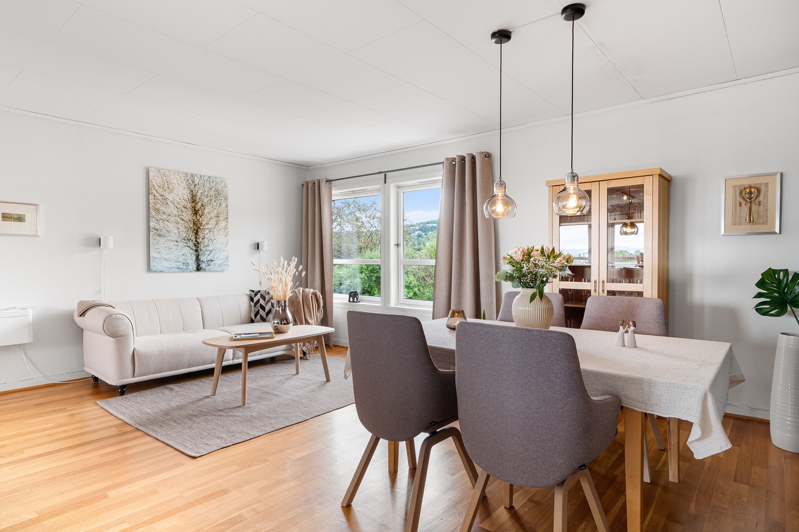 Stuen måler 43 kvm og har en lys fremtoning med gode vindusflater. Galleribilde