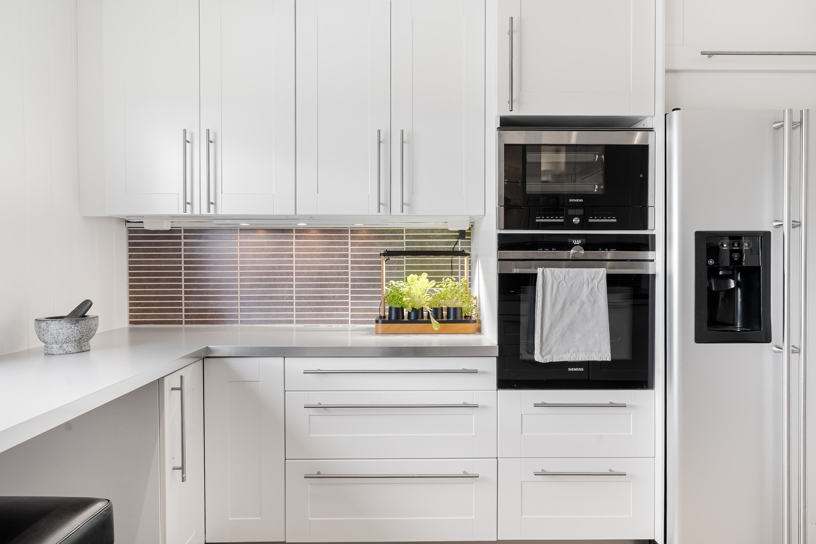 Integrerte hvitevarer som oppvaskmaskin, stekeovn og dampovn er levert fra Simens. Koketopp levert fra kvalitetsleverandør point. Frittstående kombiskap med isbit maskin. Galleribilde