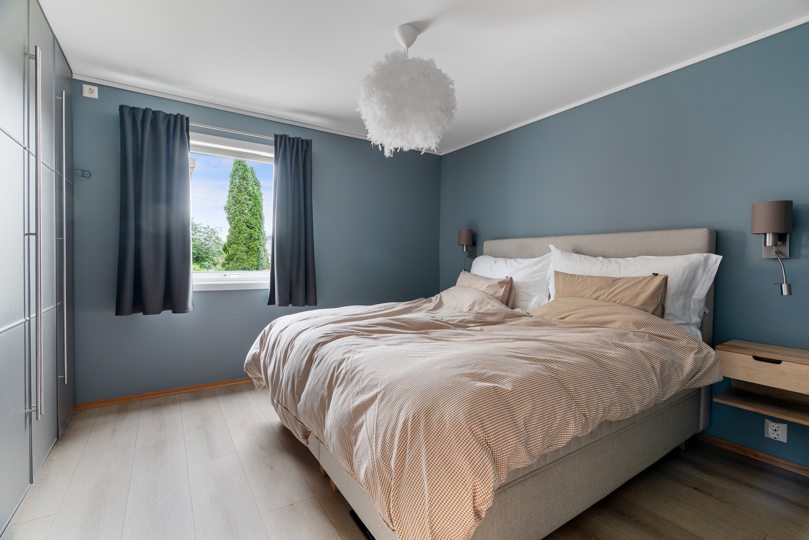 Boligen innehar 5 soverom, 3 av disse ligger i hoveddelen. Hovedsoverommet måler 13,5 kvm. Galleribilde