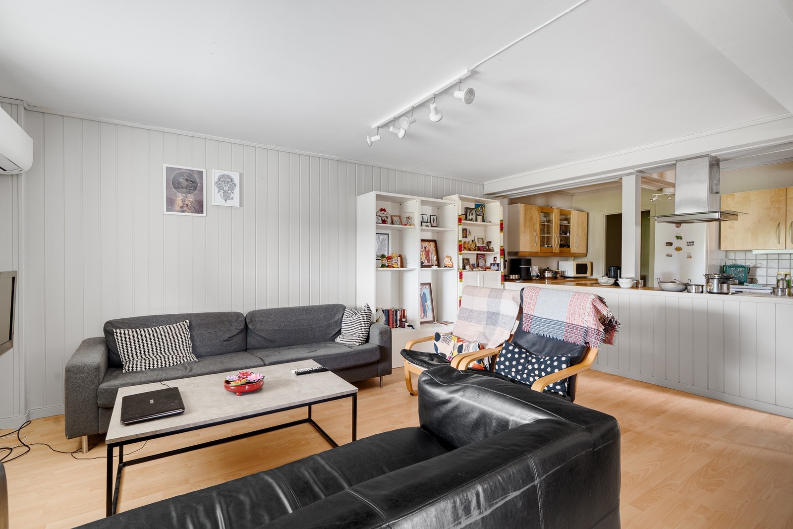 Leilighet som er utleid for kr. 13.000/Mnd som inneholder, stue, kjøkken, bad, wc, 2 soverom og vaskerom. 64 kvm tilsammen. Galleribilde