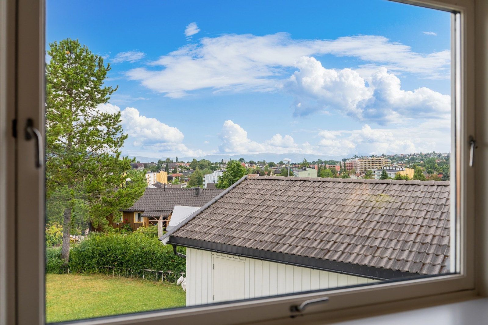 Nydelig utsikt fra kjøkken vinduet, her kan morgen kaffen nytes til det fulle. Galleribilde