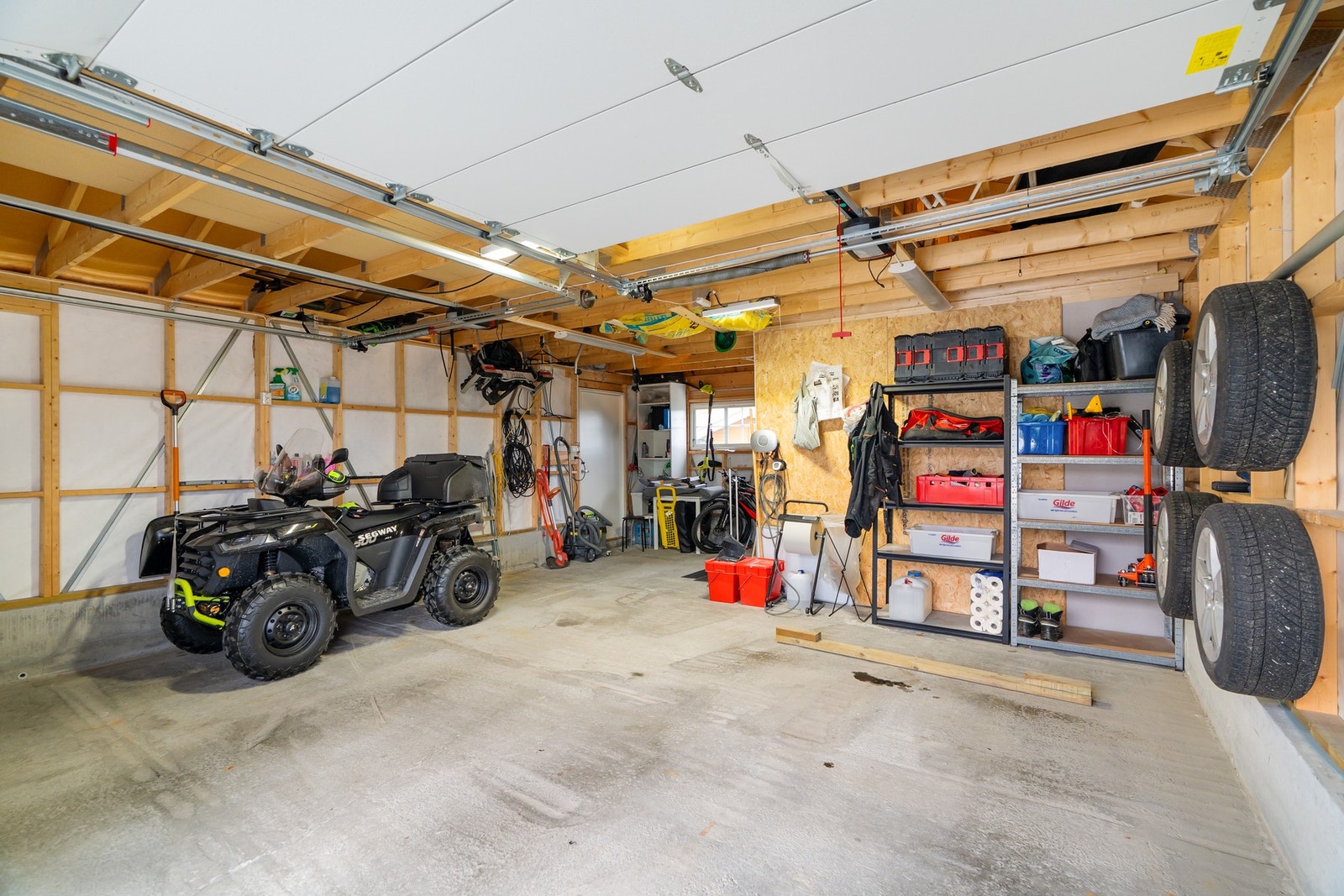 Rommet er isolert og har flere bruksmuligheter. Meget god plass til lagring og bruk av håndverker utstyr, dekk og annet. Galleribilde