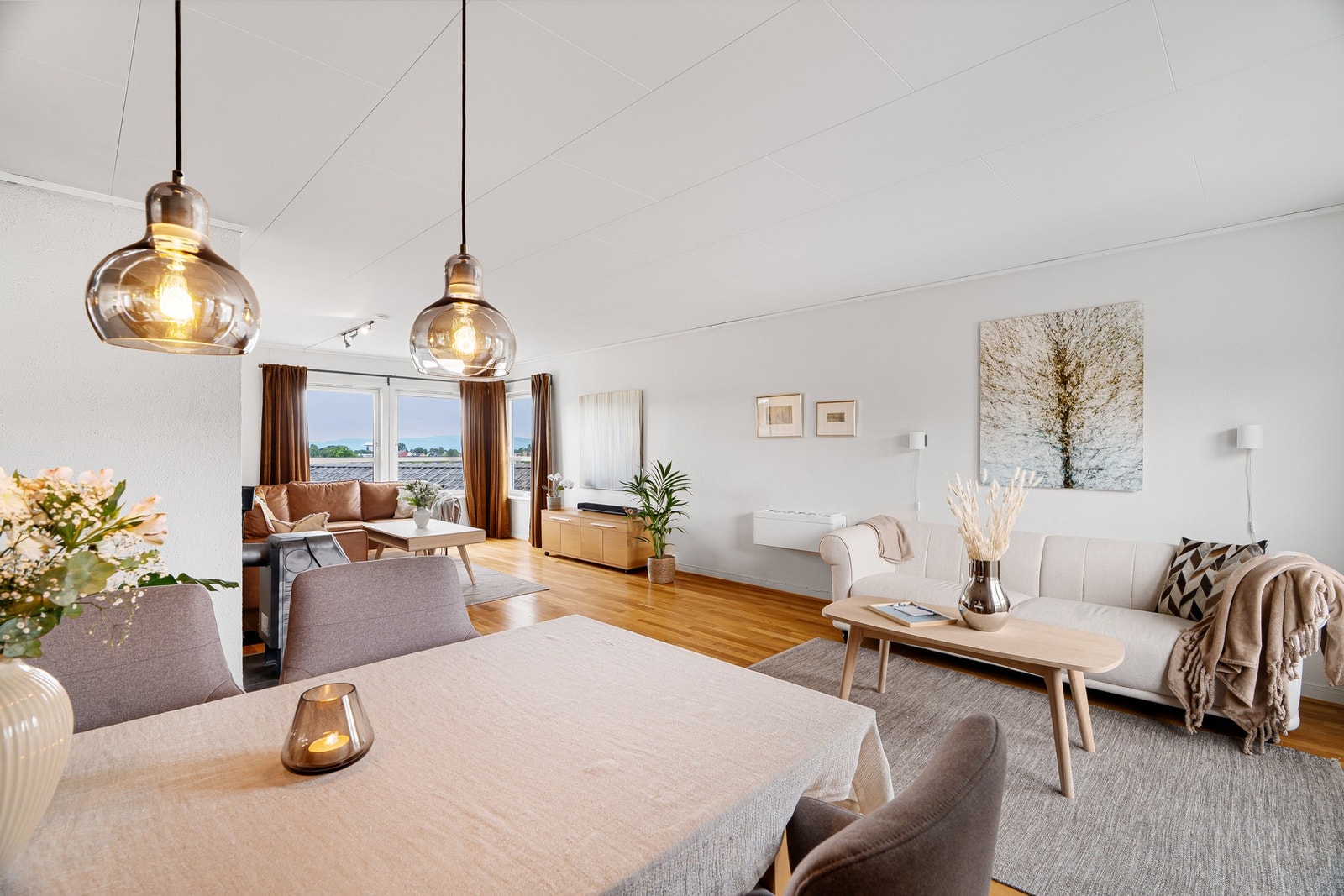 Stuen deles i 3 soner. Kan enkelt møbleres etter tilpasning og ønske. Galleribilde