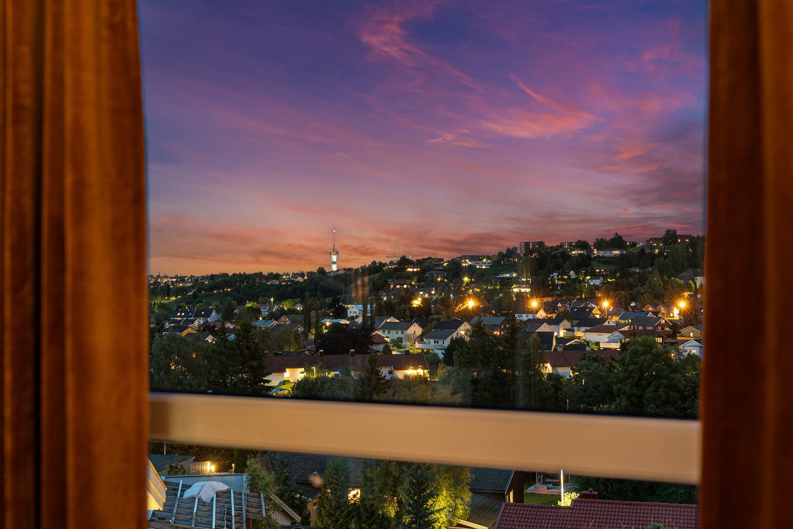 Her ser man Tyholttårnet i det fjerne. Galleribilde