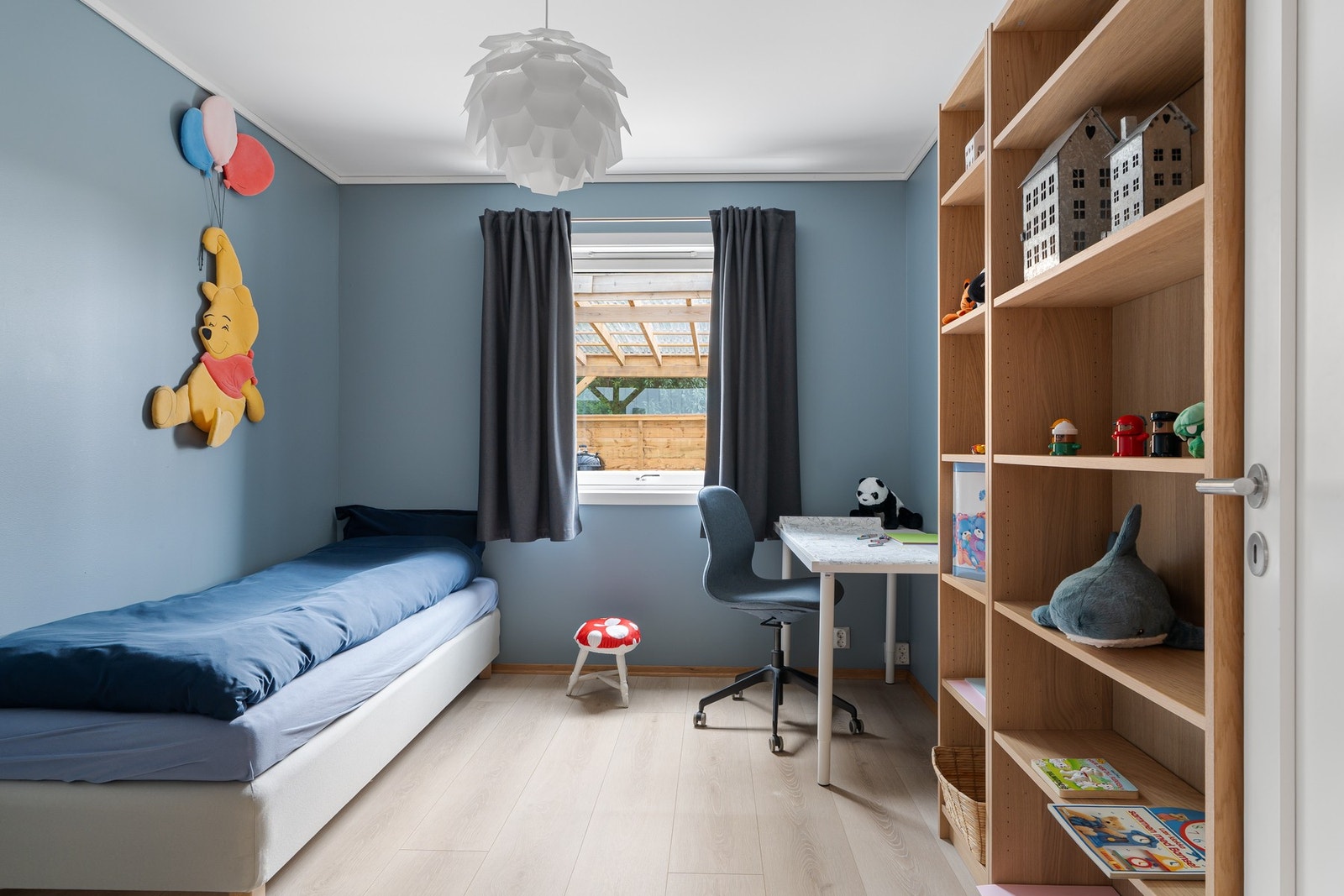 Soverom nr. 2 er på 9 kvm. Oppmalt i fargen linblå 5249. Varmekabler i gulv her også. Galleribilde