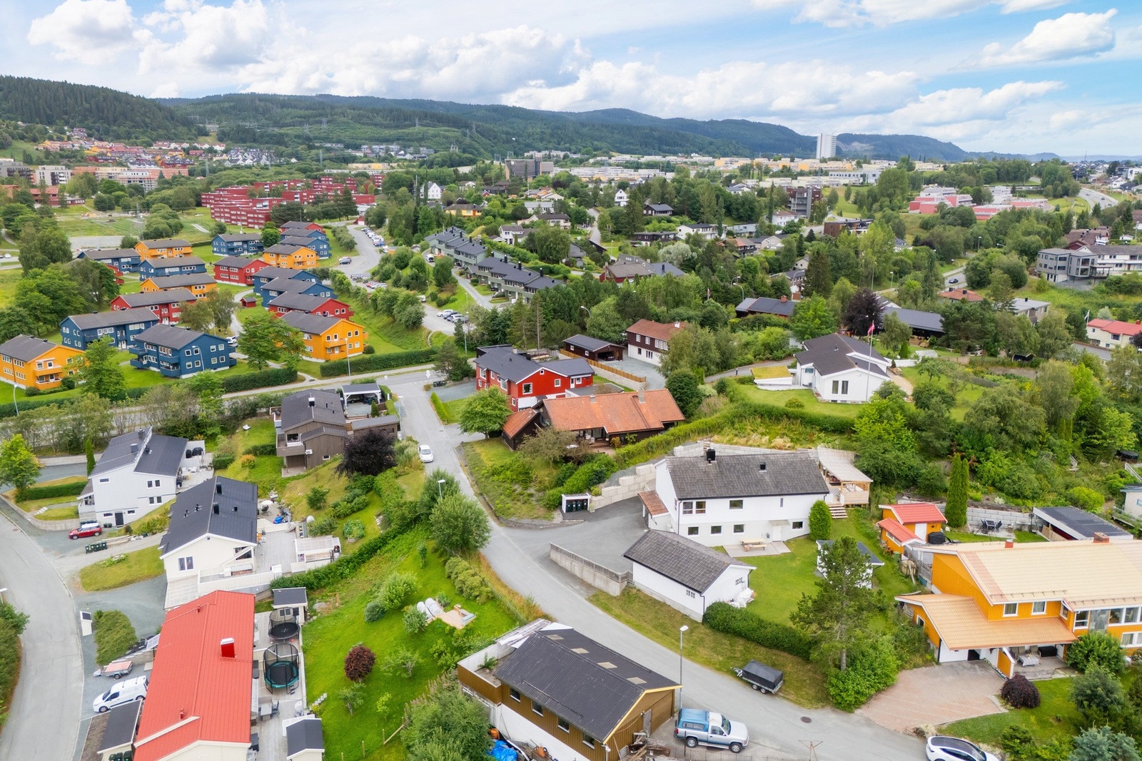 Svært sentral og attraktiv beliggenhet på Nardo/Nidarvoll. Dette er et godt etablert boområde med grøntarealer, lekeplasser, barnehager og skoler i umiddelbar nærhet. Galleribilde