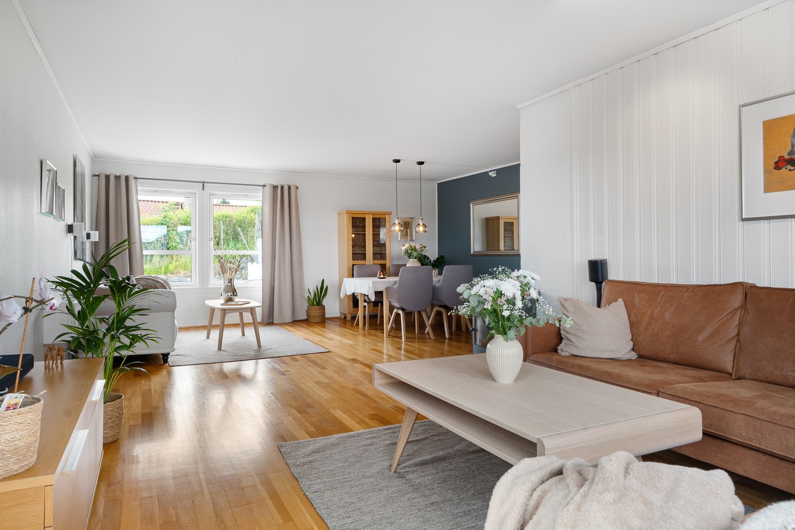 Kontrast veggen i stuen er malt i fargen St. Pauls Blue 5030. Det er satt inn varmepumpe fra Daikin. Galleribilde