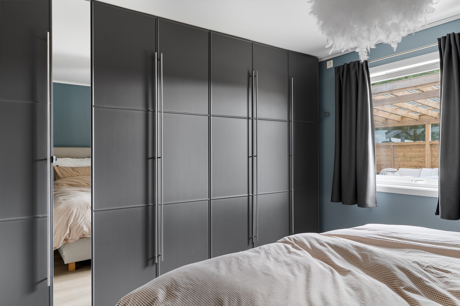 Masterbedroom har varmekabler i gulv og plassbygd garderobeløsning fra gulv til tak. Galleribilde