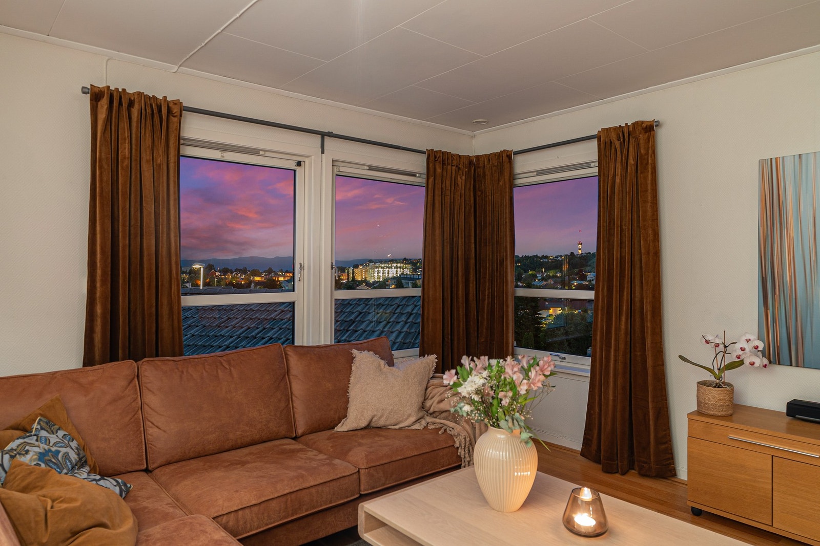 Fra sofakroken kan man også nyte den nydelige nordvest vendte utsikten. Galleribilde