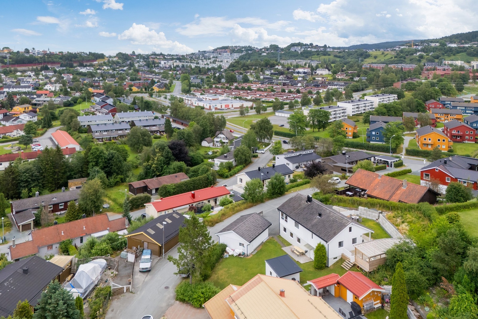 Boligområdet ligger fint til med lett adkomst til omkjøringsveien som tar deg både øst- og vestover i byen. Fra boligen er det ca. 10 minutter med bil inn til Trondheim sentrum. Galleribilde