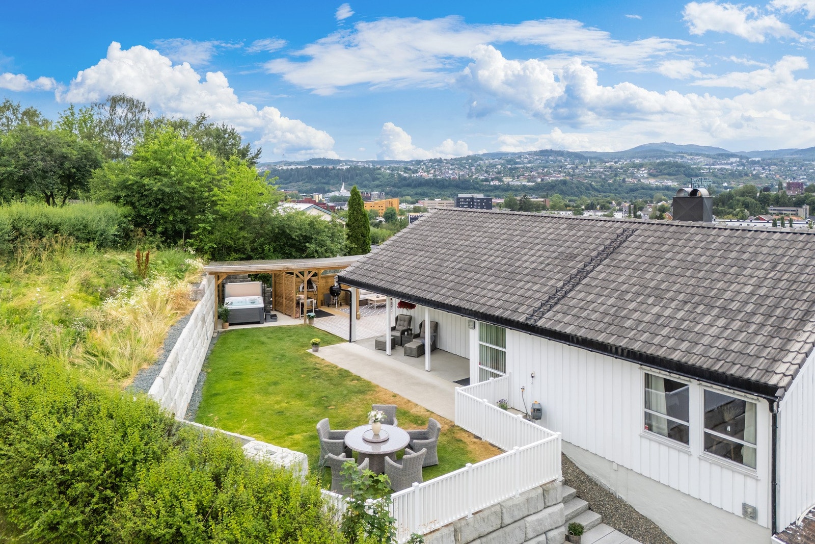 Eiendommen har pent opparbeidet uteområder som nytes godt ved sommer halvåret. Galleribilde