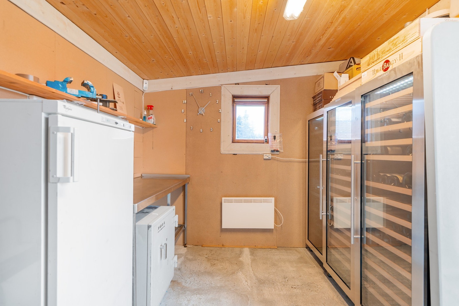 I uteboden er det isolert og har blitt brukt til lagring og oppbevaring av dagens eier, her kan vin og mat lagres. Flere bruksmuligheter. Galleribilde