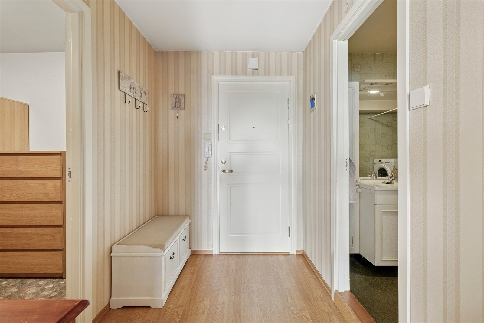 Inngangsparti som er klar til å ønske deg velkommen inn - kanskje din nye leilighet? Galleribilde