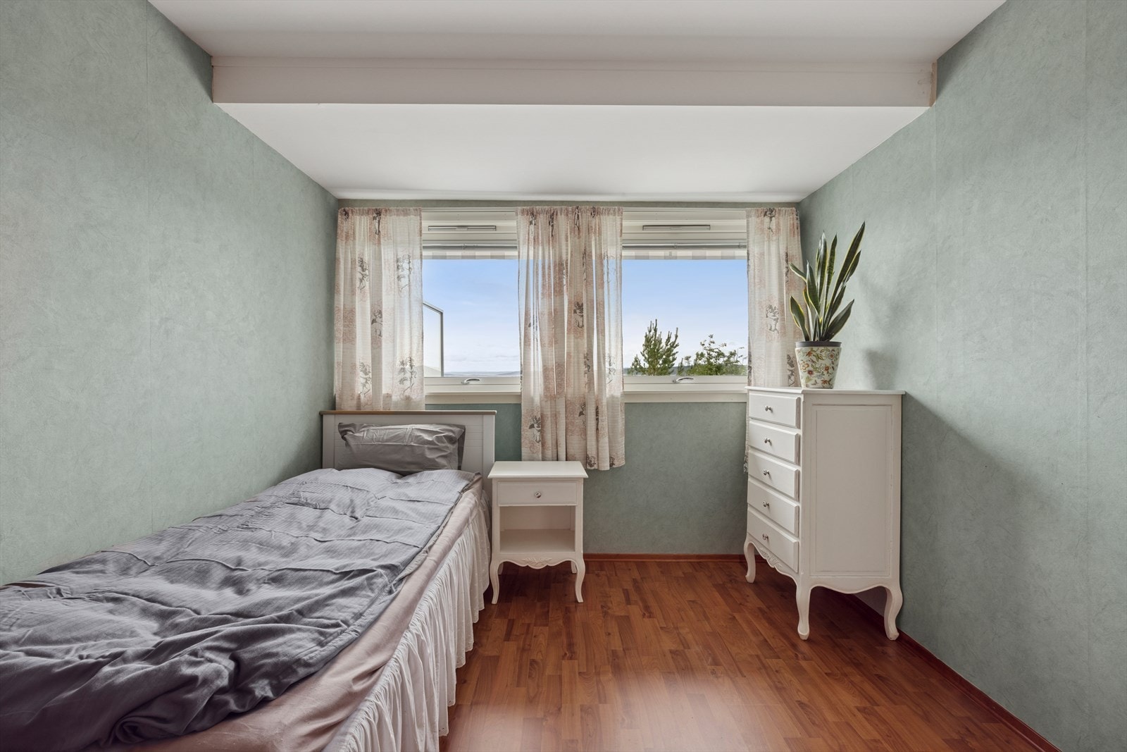 Soverom i god størrelse med plass til dobbeltseng og praktisk oppbevaring. Galleribilde