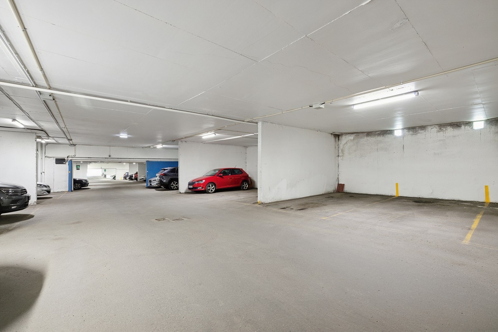 Felles garasje med egen plass til leiligheten. Galleribilde