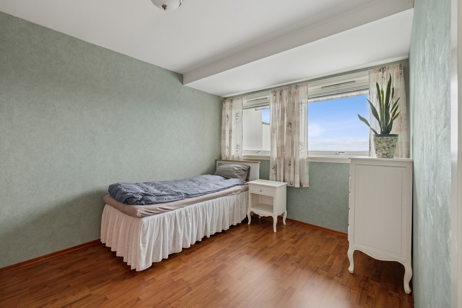 Soverommet har store vinduer som slipper inn rikelig med naturlig lys. Galleribilde