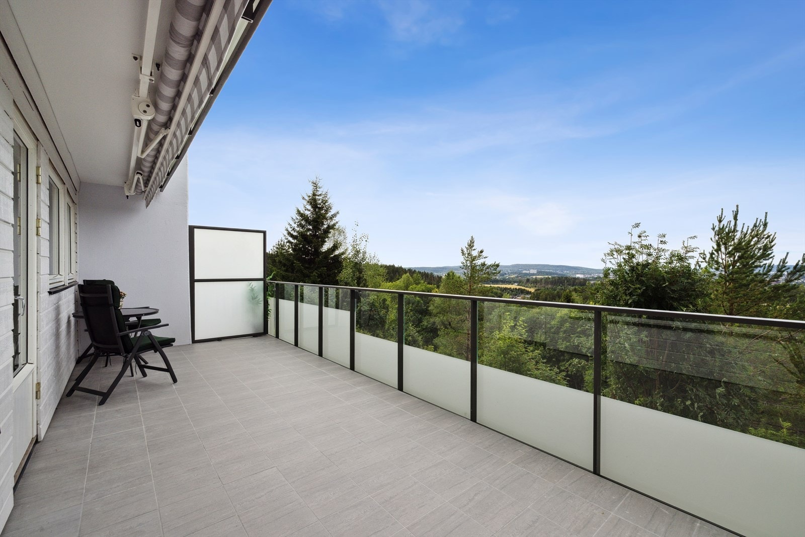 Balkongen er på hele 19 kvm! Her kan du nyte lange dager i solen med fantastisk utsikt. Galleribilde