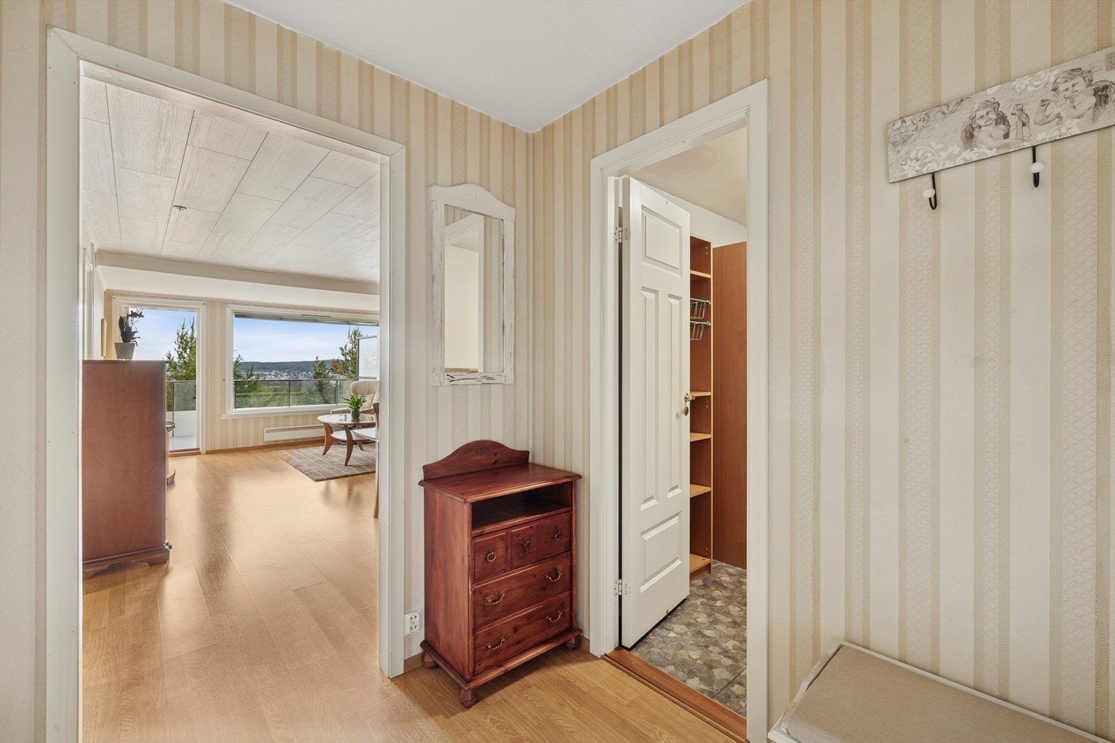 Du ønskes velkommen inn i en lys og innbydende entré med god plass til oppbevaring og annet entrèmøblement. Galleribilde