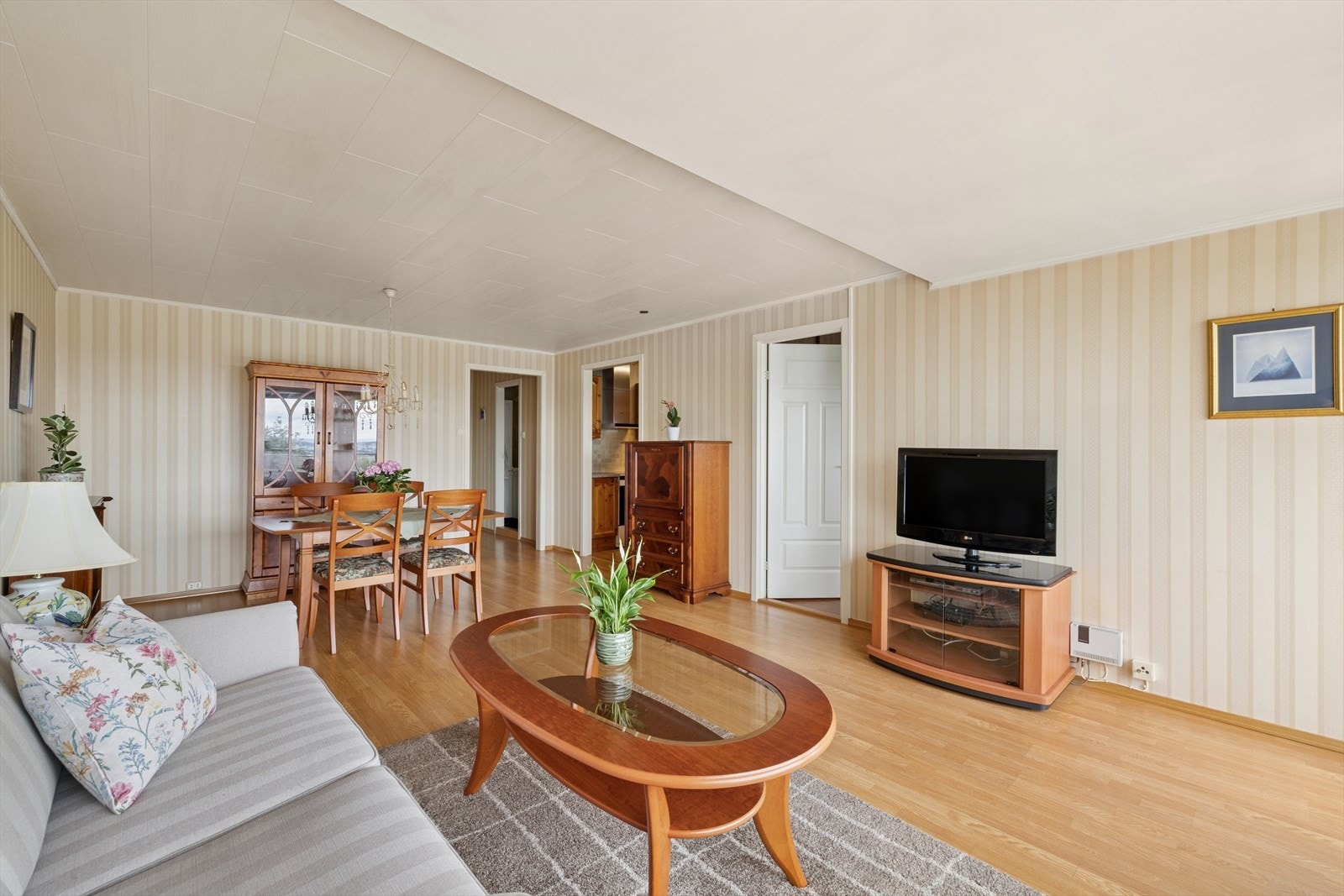 Videre kommer du inn i stuen som er romslig og gir mulighet for ulike soner for møblering. Galleribilde