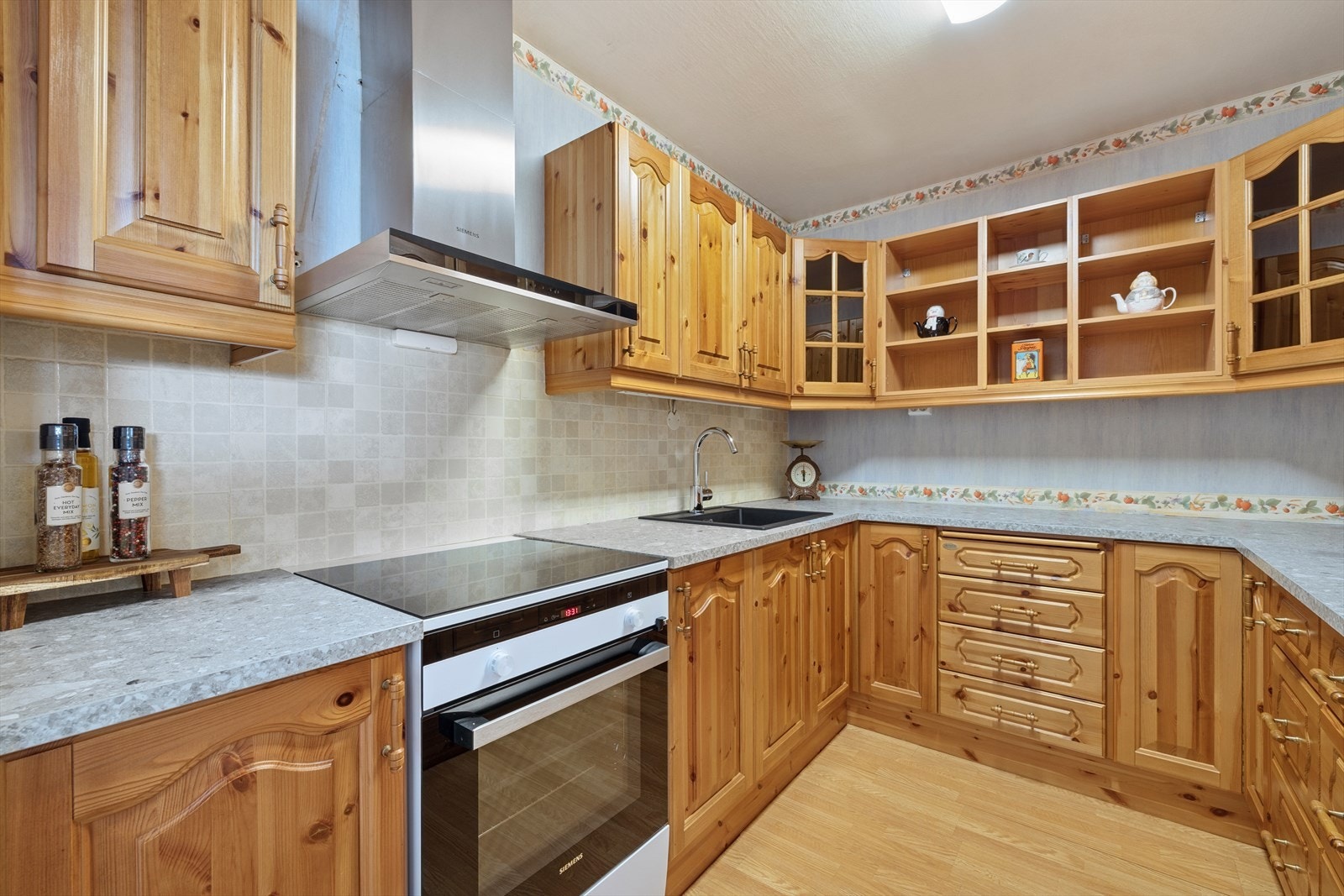 Benkeplatene har laminerte overflater som er slitesterkt og lette å rengjøre. I benkeplaten er det en nedfelt 1.1/2 oppvaskkum med ett-greps kran. Galleribilde