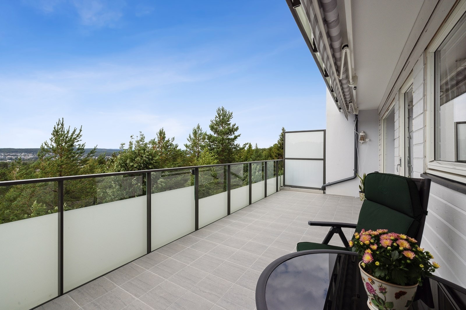 Balkongen ble pusset opp i regi av borettslaget i 2025 med nye gulv og nytt glassrekkverk. Galleribilde