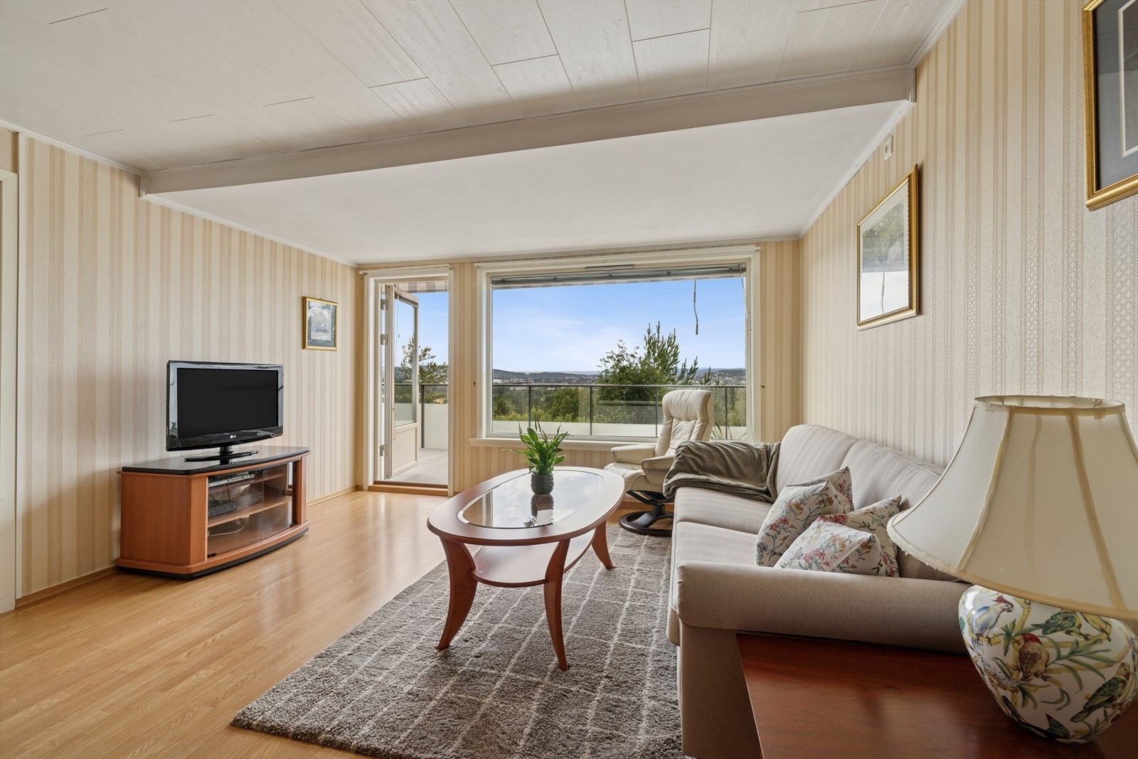 Stuen har gode vindusflater som slipper inn rikelig med naturlig lys. Utgang til balkongen som gir en forlengelse av stuen på varme sommerdager. Galleribilde