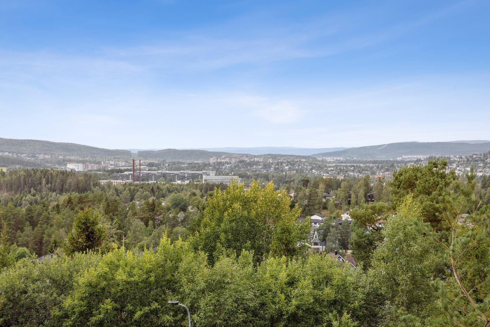 Fra de store vindusflatene har du nydelig utsikt. Galleribilde