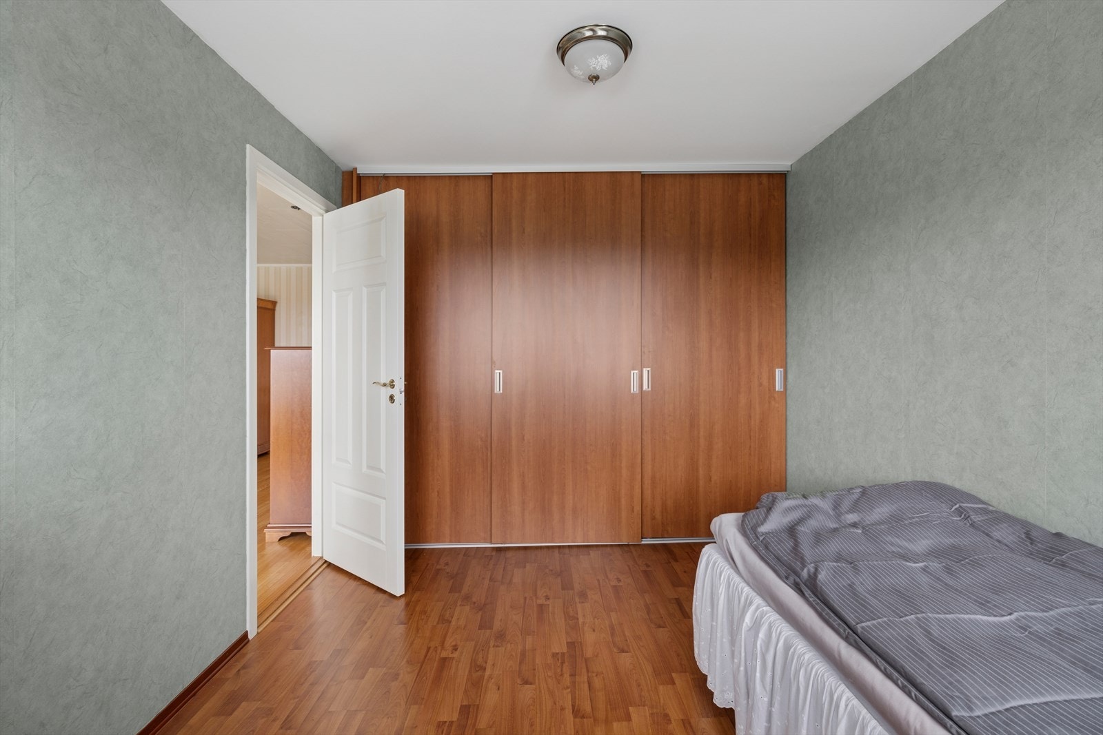 Det er skyvedørsgarderobe på soverommet som gir godt med oppbevaringsplass. Galleribilde