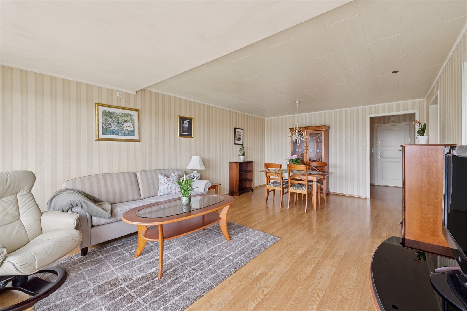 Stuen er i god størrelse og kan møbleres med ulike sosiale soner. Galleribilde