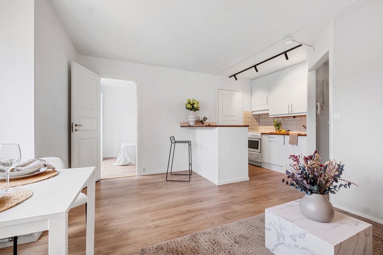 Leiligheten fremstår lys og innbydende, med nymalte overflater og ny belysning i oppholdsrommet. Galleribilde