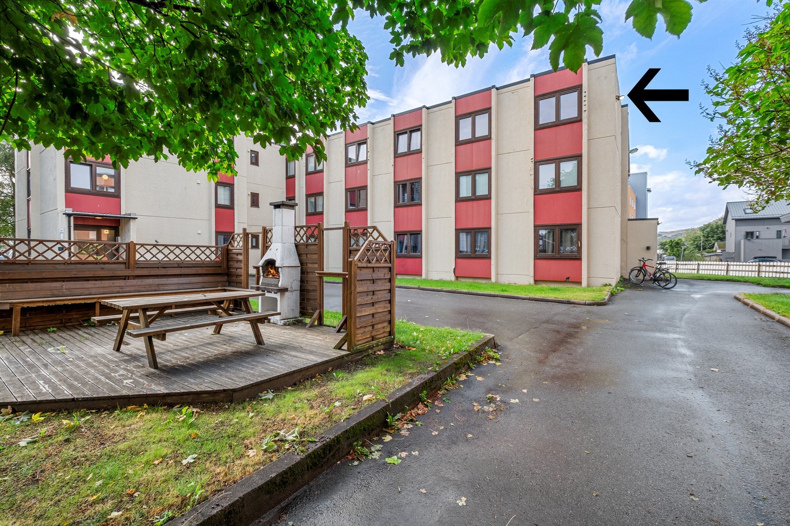 Leiligheten ligger på enden i øverste etasje. med gode lys- og utsiktsforhold. Galleribilde